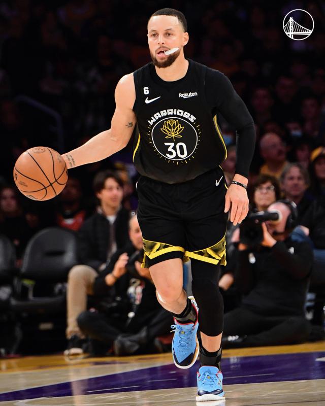 博鱼体育直播-库里复出勇士五连胜却遭湖人终结 客场疲软是硬伤